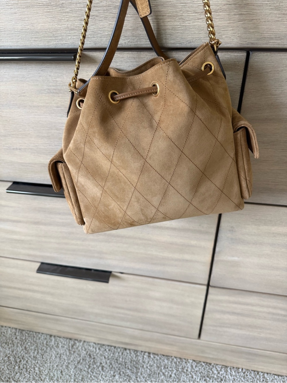 🧡🤎TORY BURCH CHARLIE QUILTED SUEDE DRAWSTRING IN TOFFEE
(Pre-treated & Perfect!) - Picture 4 of 7